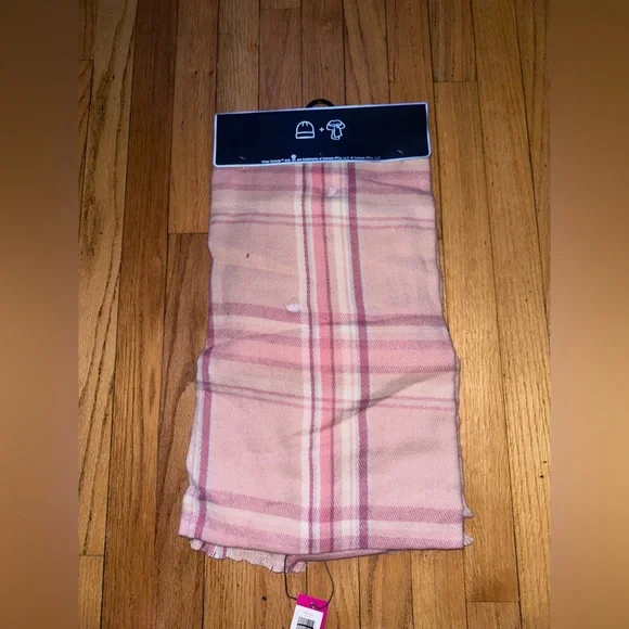 NWT Vince Camuto scarf and hat set - Picture 2 of 4